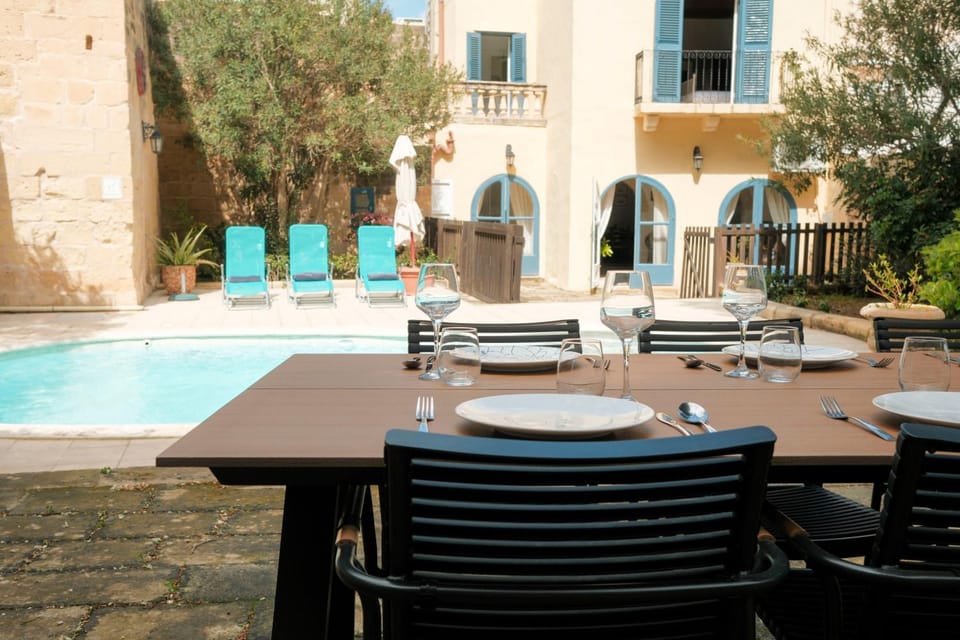 Day, Summer, Seating area, Dining area, Pool view, Swimming pool, sunbed