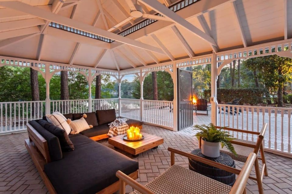 Serene Lake Retreat Pool & Game Room House in Wilmington Island
