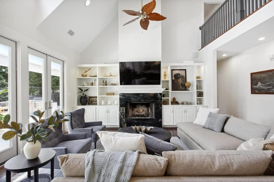 Serene Lake Retreat Pool & Game Room House in Wilmington Island