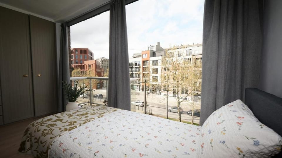 Bed, Day, Photo of the whole room, Bedroom, City view