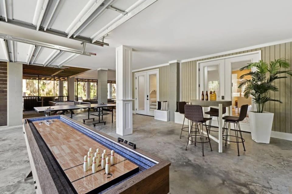 Luxurious Lakefront Home Hot Tub & Game Room House in Wilmington Island