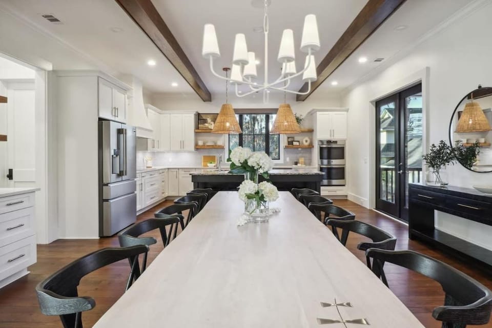 Luxurious Lakefront Home Hot Tub & Game Room House in Wilmington Island