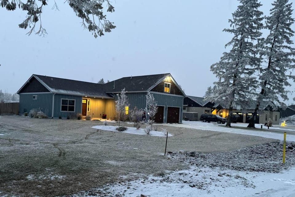 Glacier-Area Home• HotTub+ Heated Patio• 3 Baths House in Kalispell