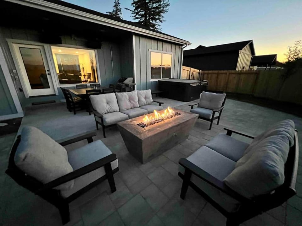 Glacier-Area Home• HotTub+ Heated Patio• 3 Baths House in Kalispell