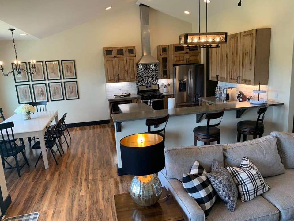 Glacier-Area Home• HotTub+ Heated Patio• 3 Baths House in Kalispell