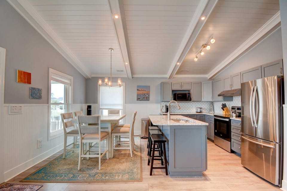 Charming Surf City retreat with 3 bedrooms, easily sleeps 8, perfect for family fun! House in Surf City