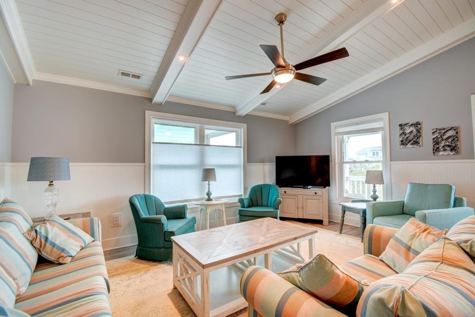 Charming Surf City retreat with 3 bedrooms, easily sleeps 8, perfect for family fun! House in Surf City