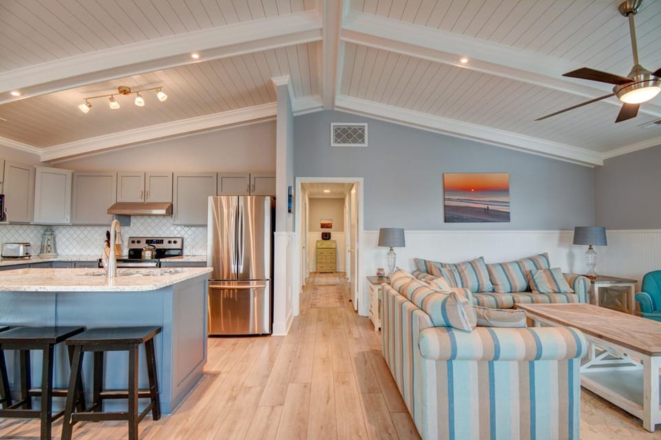 Charming Surf City retreat with 3 bedrooms, easily sleeps 8, perfect for family fun! House in Surf City