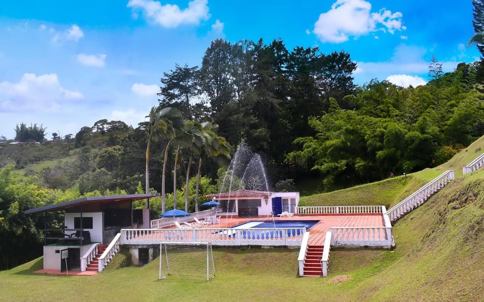 Finca con Piscina gigante y con jacuzzi cerca al peñol House in Antioquia