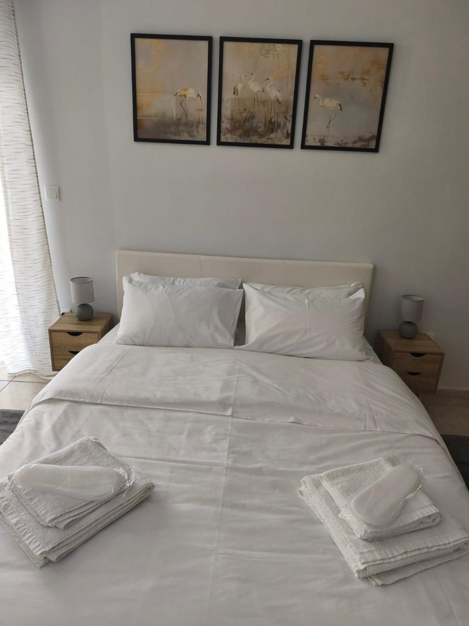Bed, towels