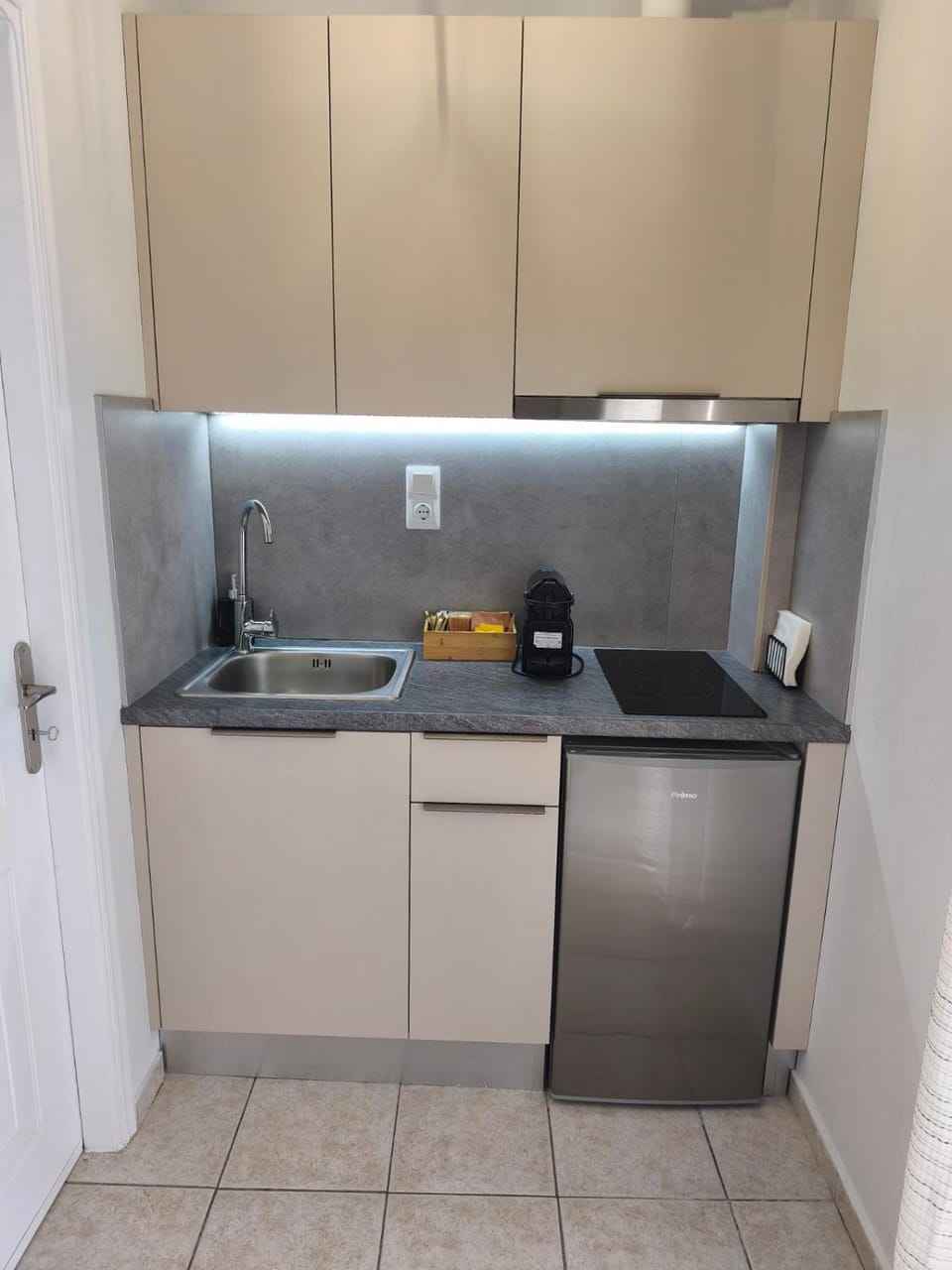 Coffee/tea facilities, Kitchen or kitchenette, stove