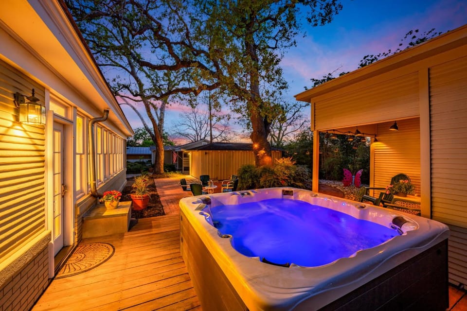 Carriage Haus - Hot Tub & Close to Marketplatz House in Fredericksburg