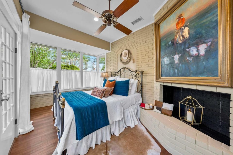 Carriage Haus - Hot Tub & Close to Marketplatz House in Fredericksburg