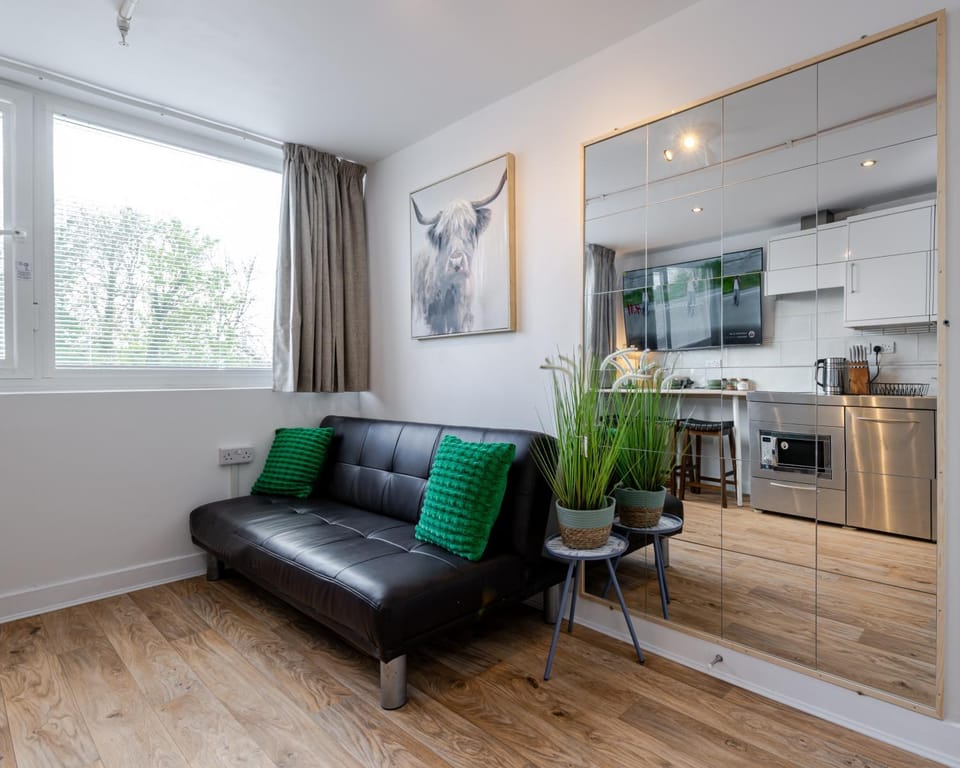 Stylish 1BR with Flat 65in TV in Andover Town Centre Apartment in Andover