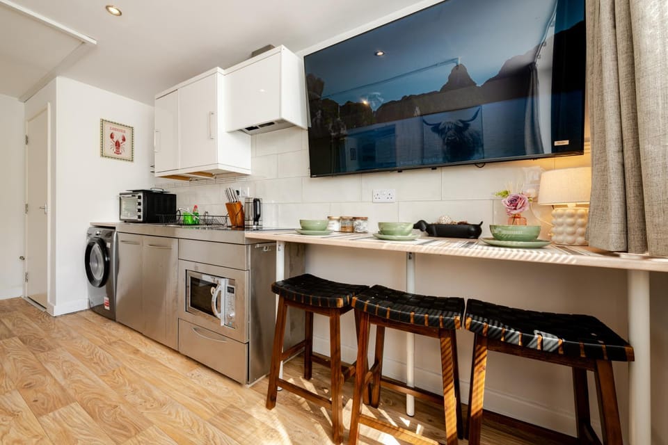 Stylish 1BR with Flat 65in TV in Andover Town Centre Apartment in Andover