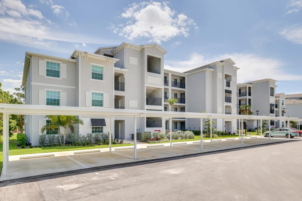 Golf + Poolside Fun! Extended Base in Ibis Landing House in Lehigh Acres