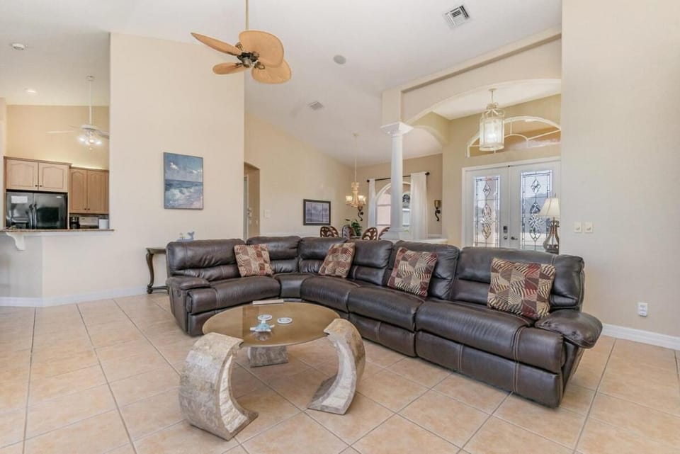 Rose Lake Escape Gulf Access & Pet Friendly House in Cape Coral