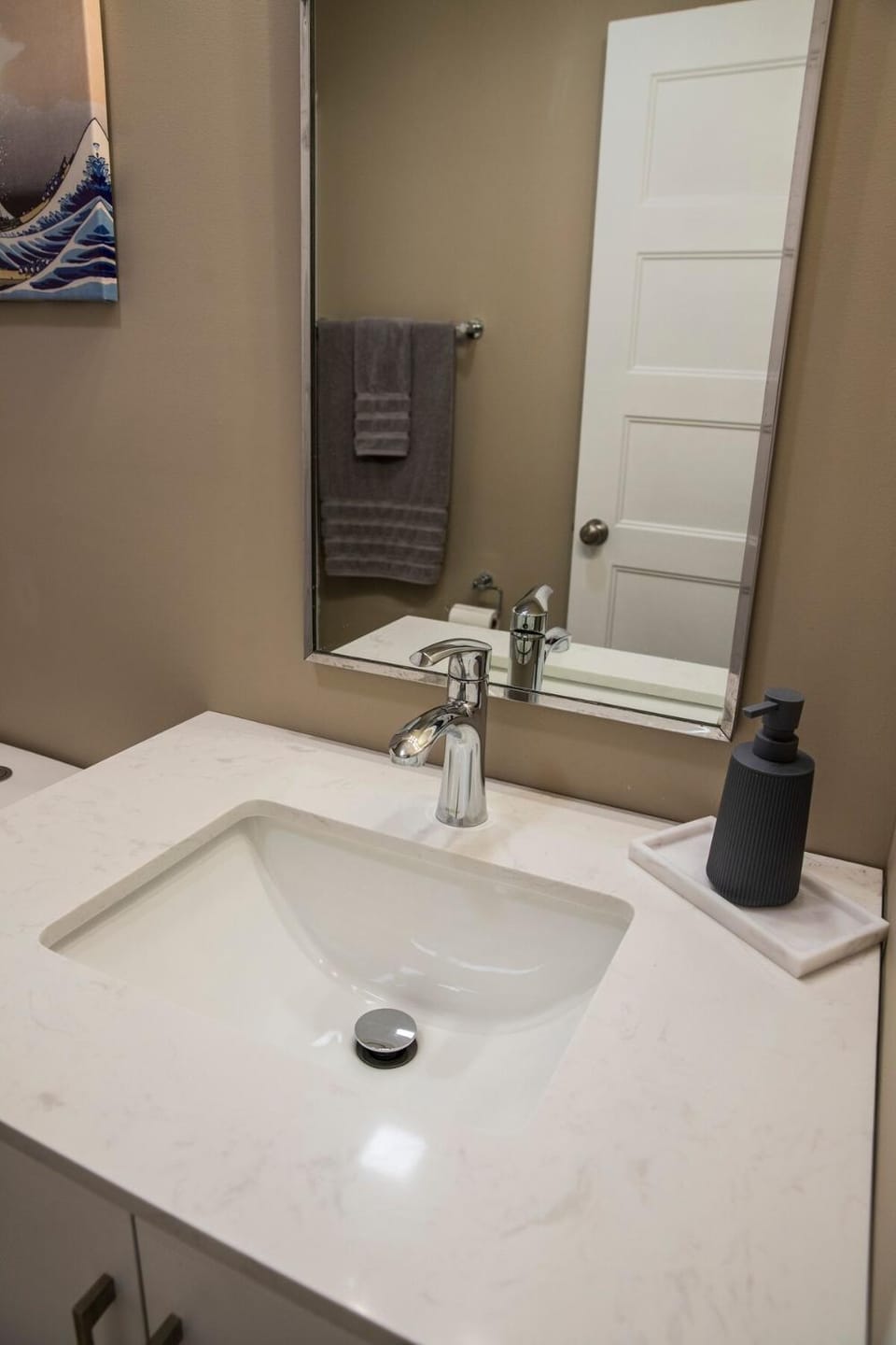 King Bed, Walk to UE, New Reno, Spacious, Parking House in Evansville