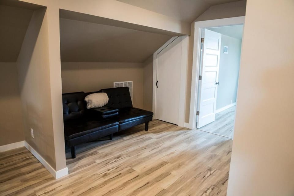 King Bed, Walk to UE, New Reno, Spacious, Parking House in Evansville