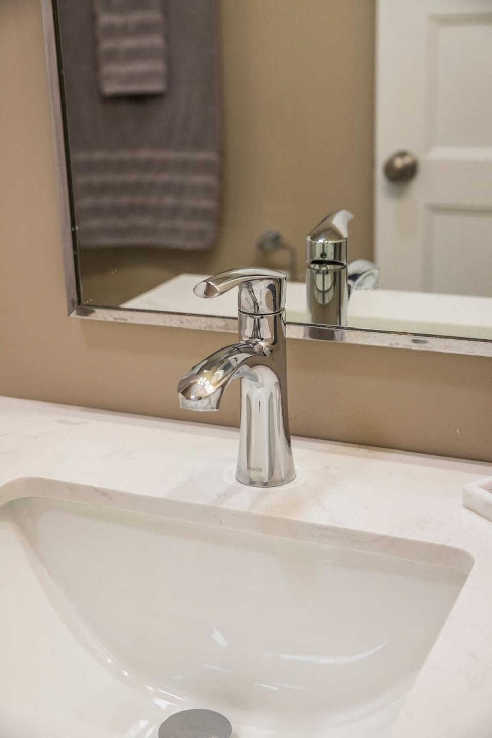 King Bed, Walk to UE, New Reno, Spacious, Parking House in Evansville