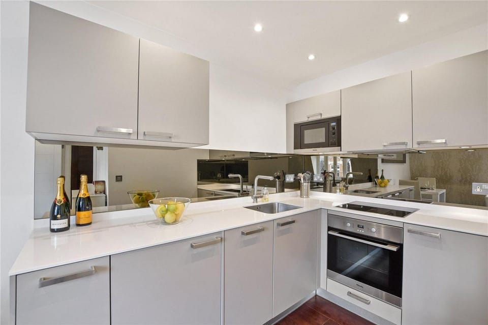 Kitchen or kitchenette, dishwasher, oven, toaster