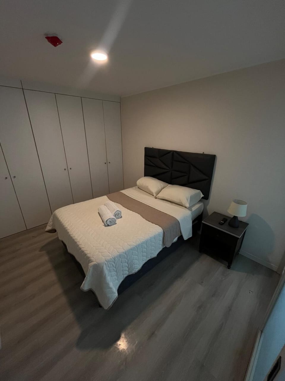 Bed, TV and multimedia, Photo of the whole room, Bedroom, towels