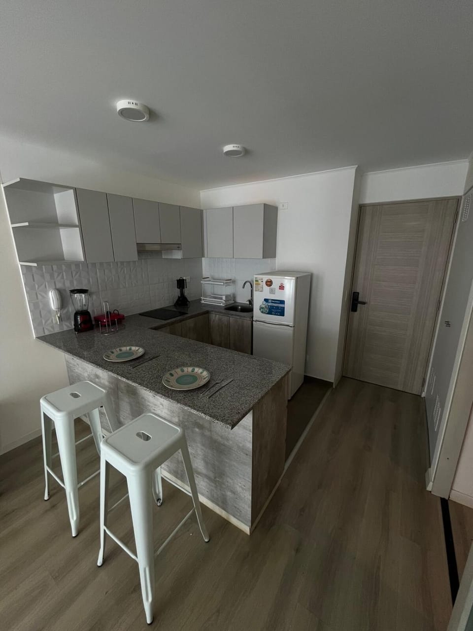 Kitchen or kitchenette, minibar