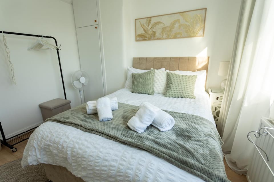 3 Bed Home near Etihad, long and short term stays Free parking and Sleeps 6 House in Manchester