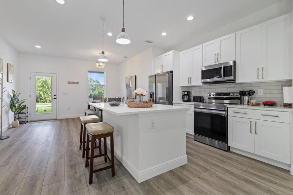 Elegant, Modern And New House House in Port Charlotte
