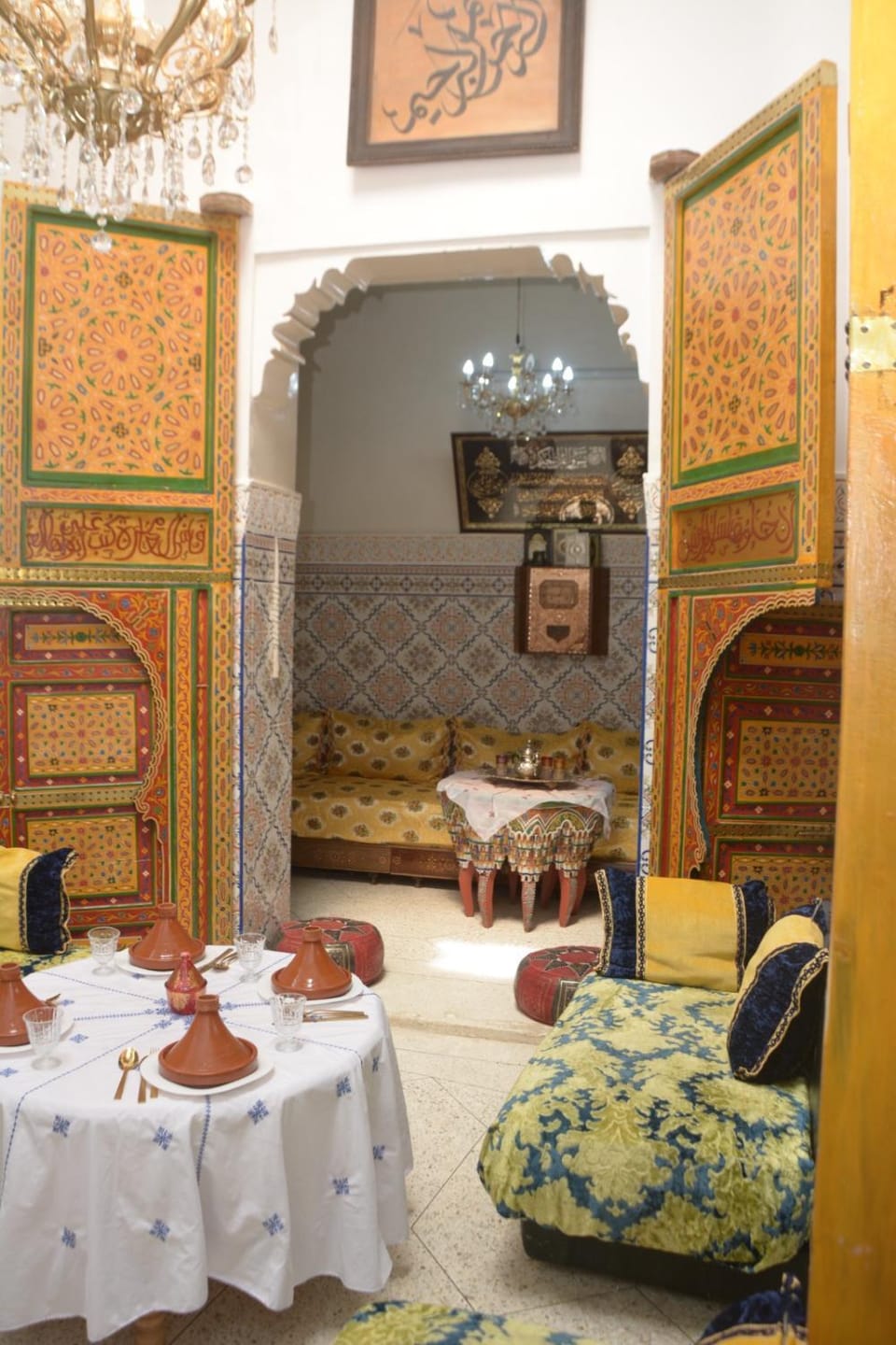 Property building, Restaurant/places to eat, Living room, Seating area, Dining area