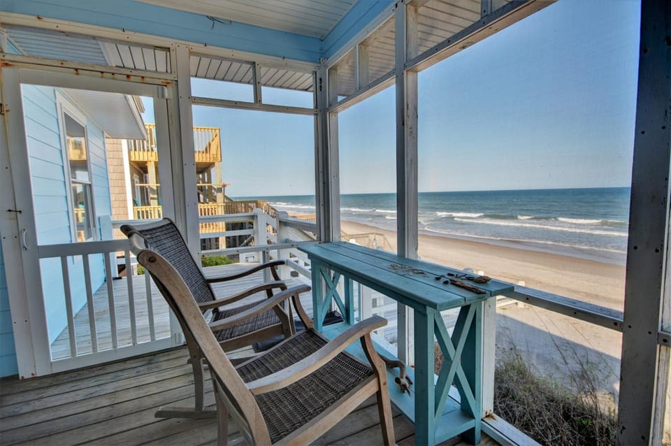 Heels in the Sand Oceanfront 4BR in Surf City, perfect for family retreats House in Surf City