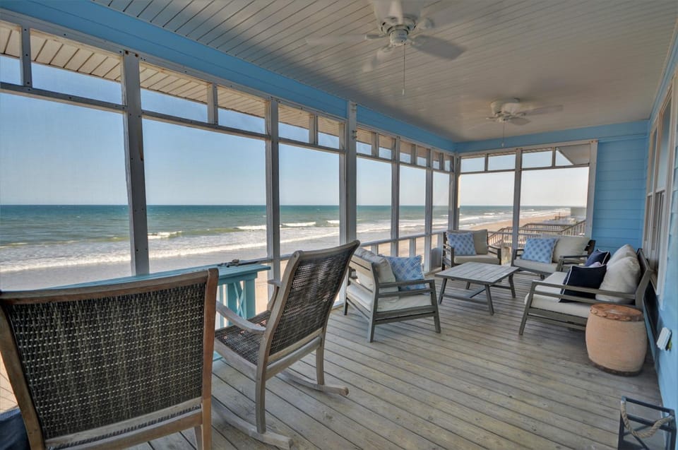 Heels in the Sand Oceanfront 4BR in Surf City, perfect for family retreats House in Surf City