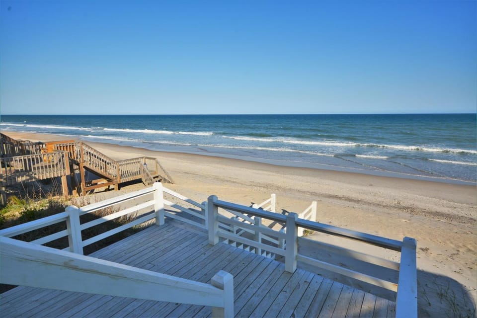Heels in the Sand Oceanfront 4BR in Surf City, perfect for family retreats House in Surf City