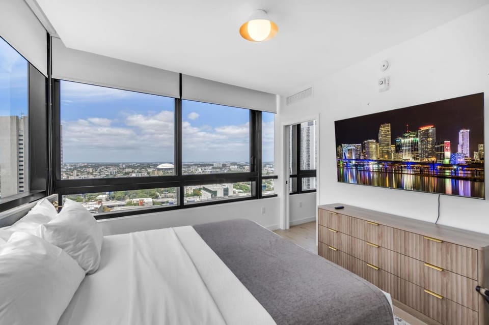 Luxury Downtown 37th Floor Amenities Pool, Gym Parking Apartment in Miami