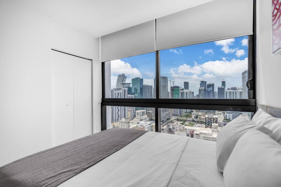 Luxury Downtown 37th Floor Amenities Pool, Gym Parking Apartment in Miami