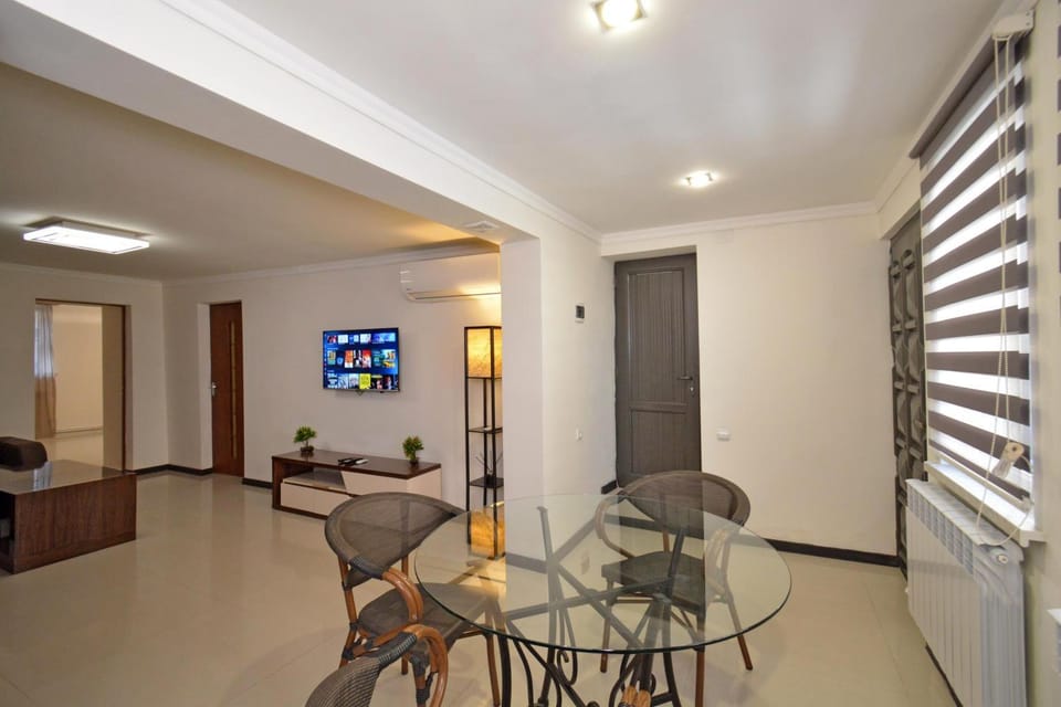 TV and multimedia, Living room, Seating area, Dining area