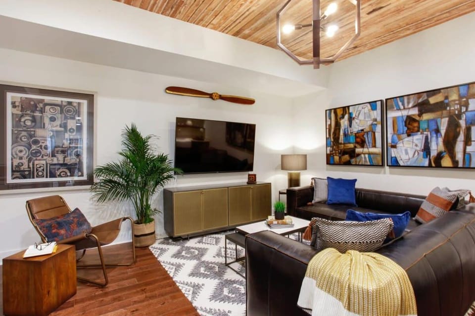 Contemporary 2BR Condo Heart of Savannah House in Savannah