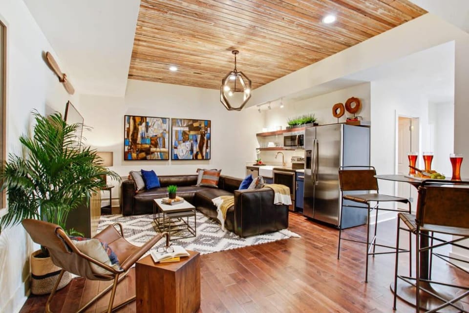 Contemporary 2BR Condo Heart of Savannah House in Savannah
