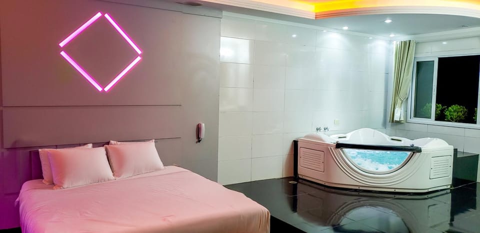 Bed, Hot Tub, Photo of the whole room, Bedroom