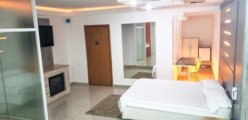 Bed, TV and multimedia, Photo of the whole room, Dining area, Bedroom