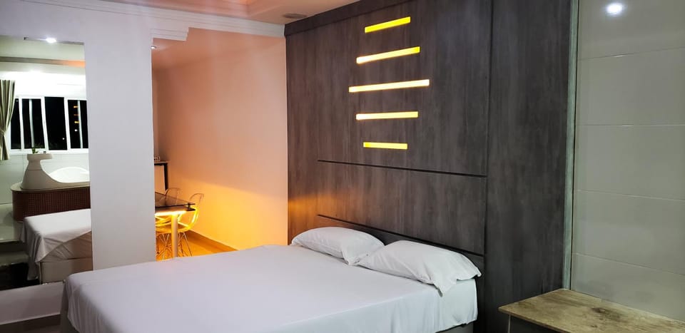 Bed, Hot Tub, Photo of the whole room, Dining area, minibar