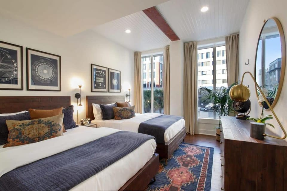3BR ADA Condo Heart of Savannah's Historic Downtown House in Savannah