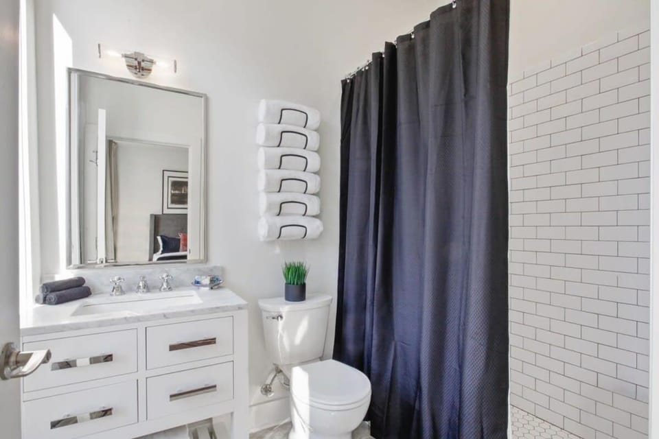 Contemporary 3BR Condo Heart of Downtown Savannah House in Savannah
