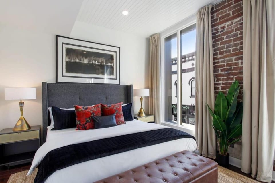 Contemporary 3BR Condo Heart of Downtown Savannah House in Savannah