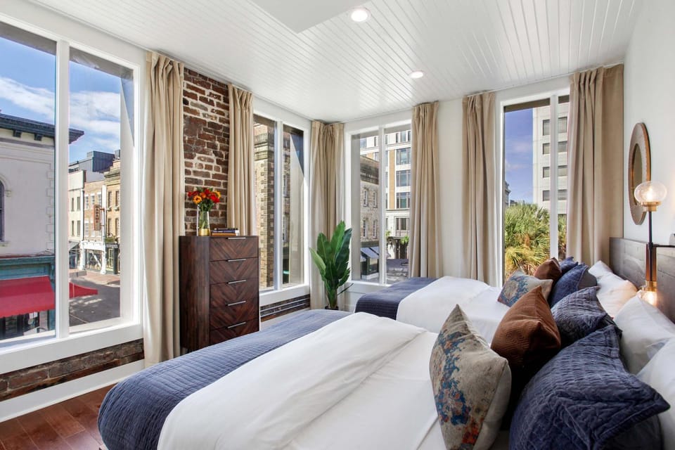 6BR Savannah Condo Combo Walk to Nightlife House in Savannah