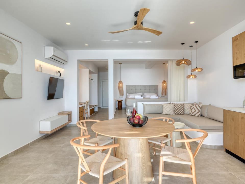 Bed, TV and multimedia, Living room, Seating area, Dining area