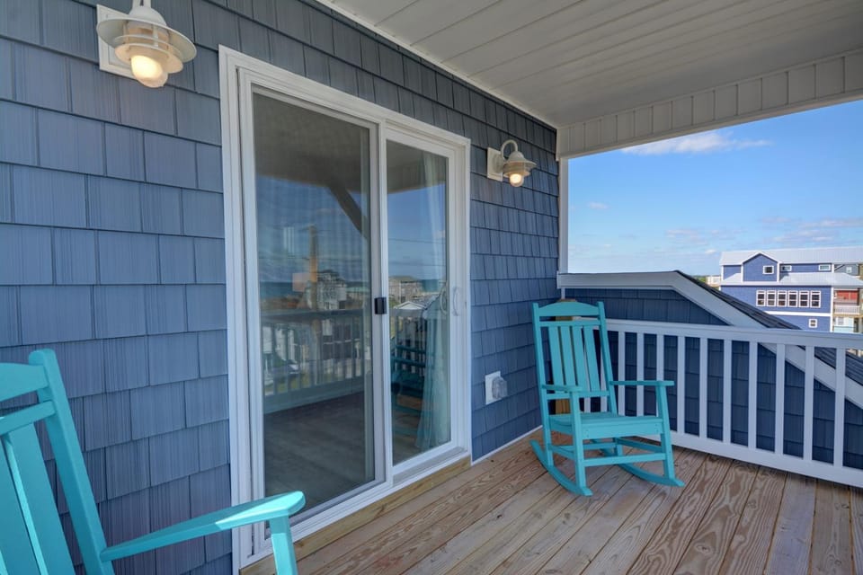 Knot Salty- Ocean View 4-bedroom for up to 11 in North Topsail Beach House in North Topsail Beach