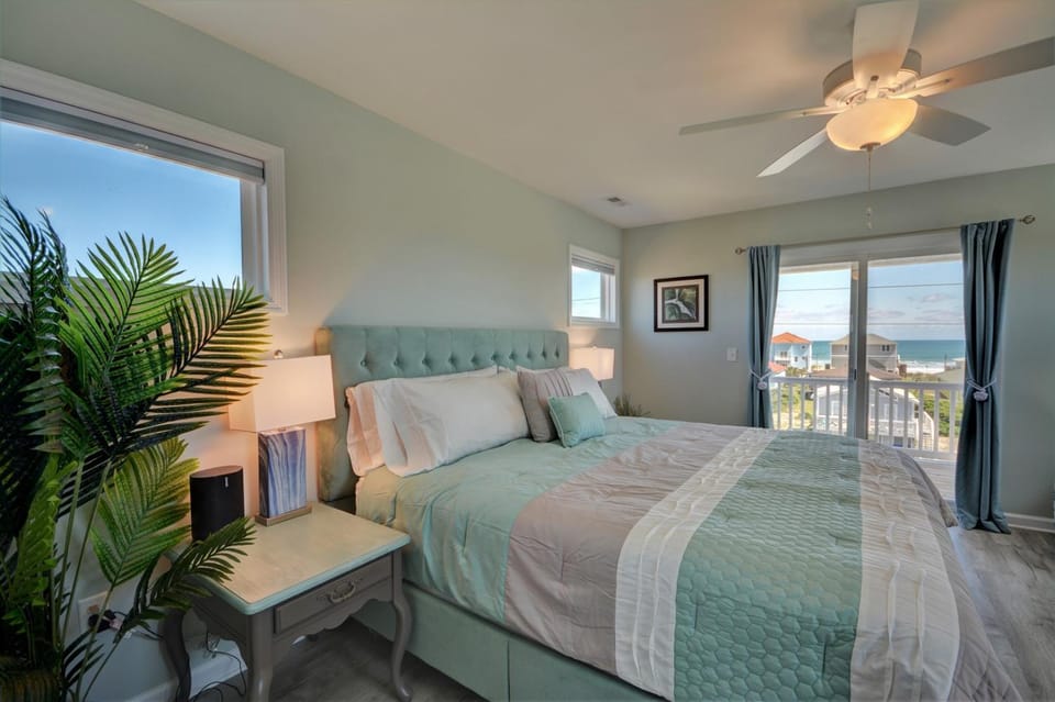 Knot Salty- Ocean View 4-bedroom for up to 11 in North Topsail Beach House in North Topsail Beach