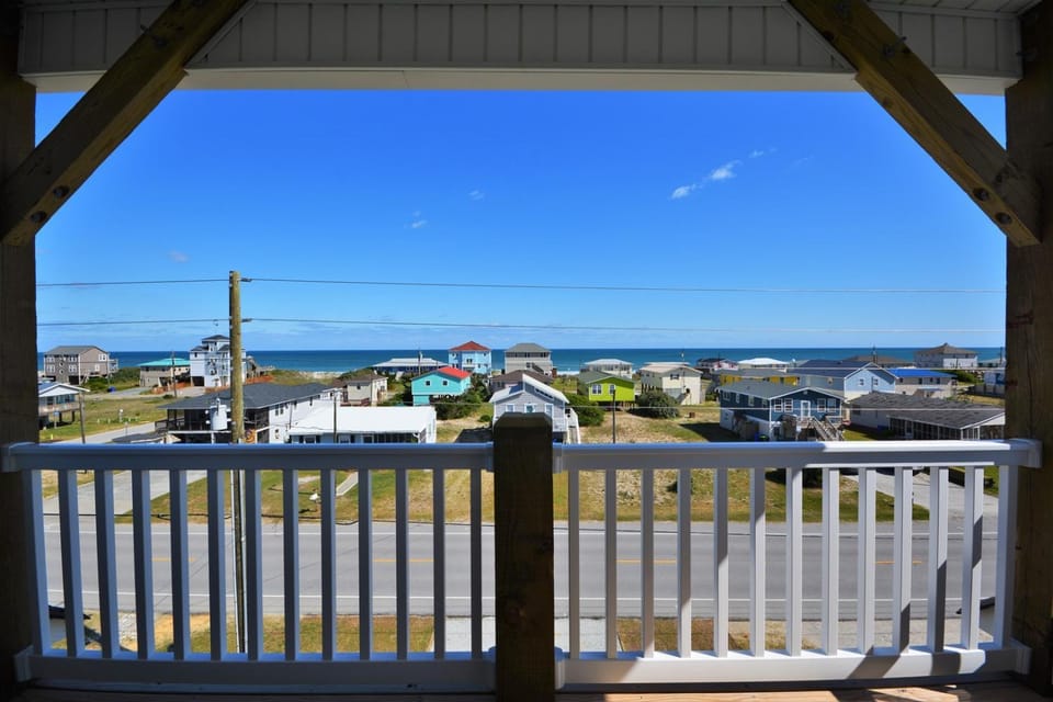 Knot Salty- Ocean View 4-bedroom for up to 11 in North Topsail Beach House in North Topsail Beach