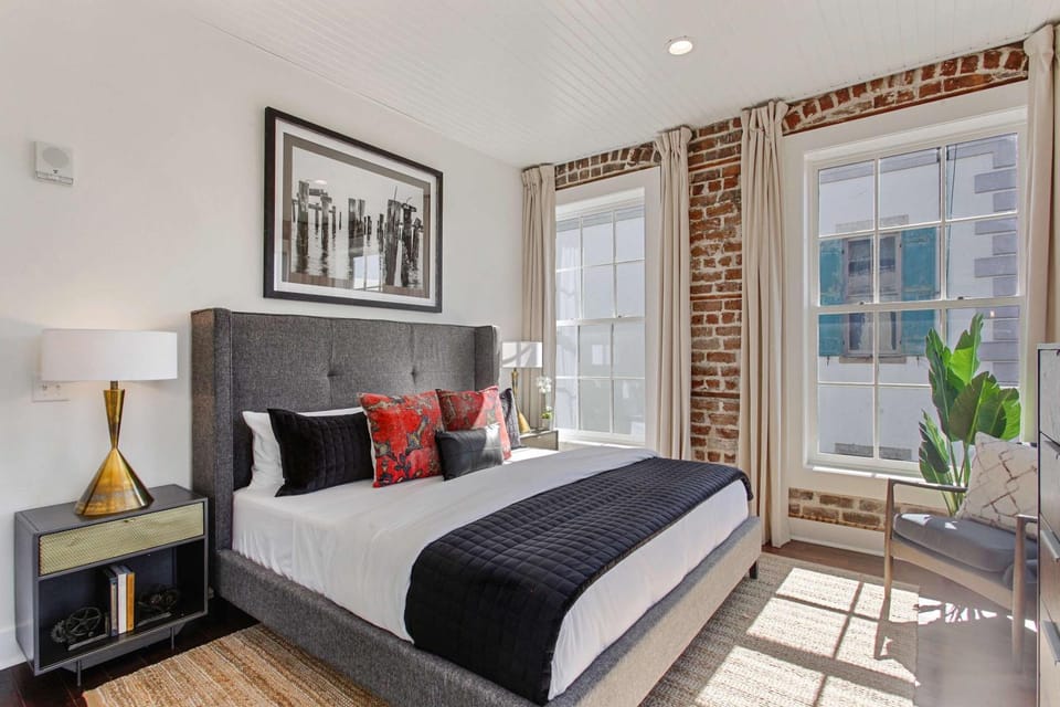 2 Duplex Condos 10 Bedrooms Heart of Savannah House in Savannah